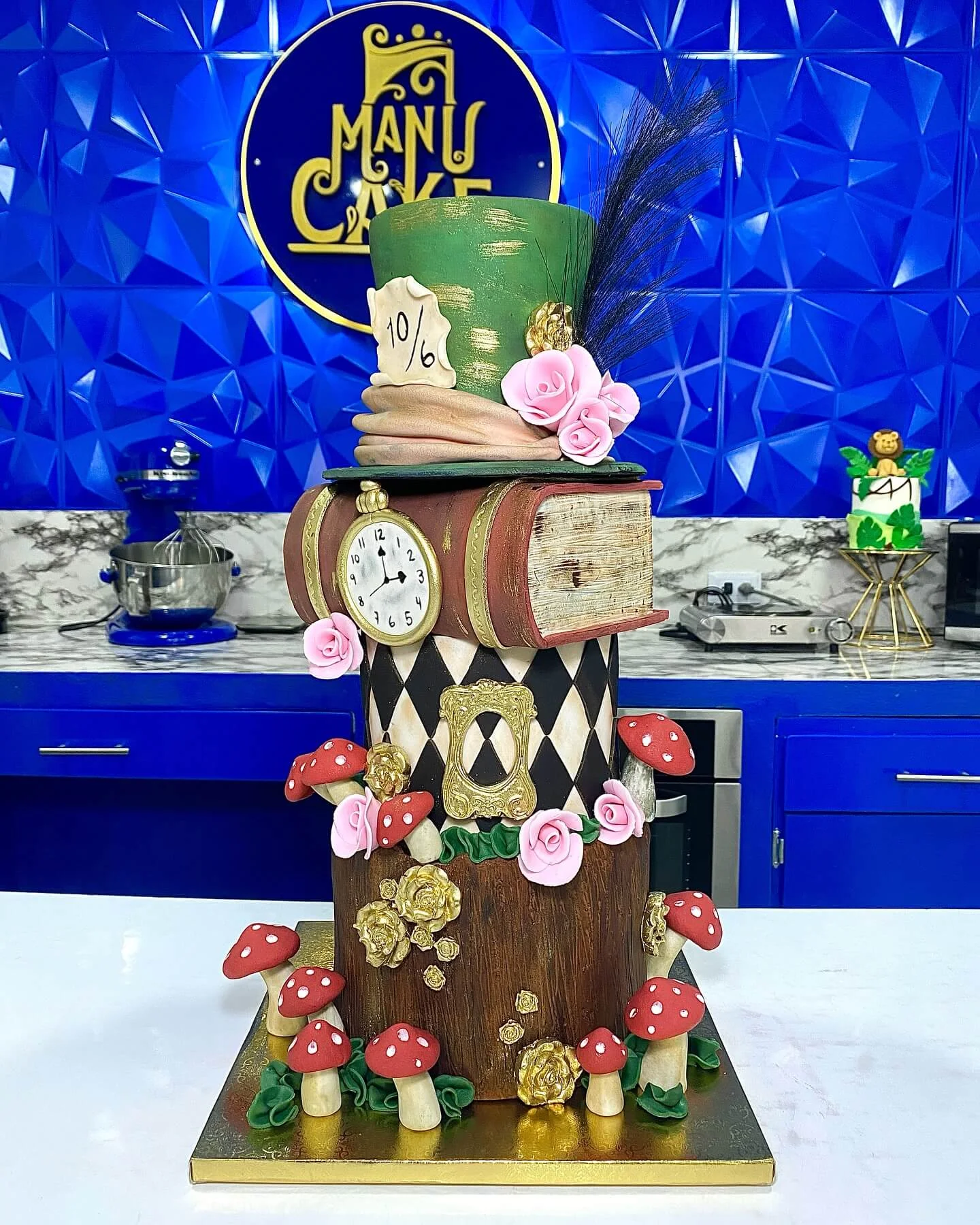 Pastel temático de varios pisos inspirado en Alicia en el País de las Maravillas