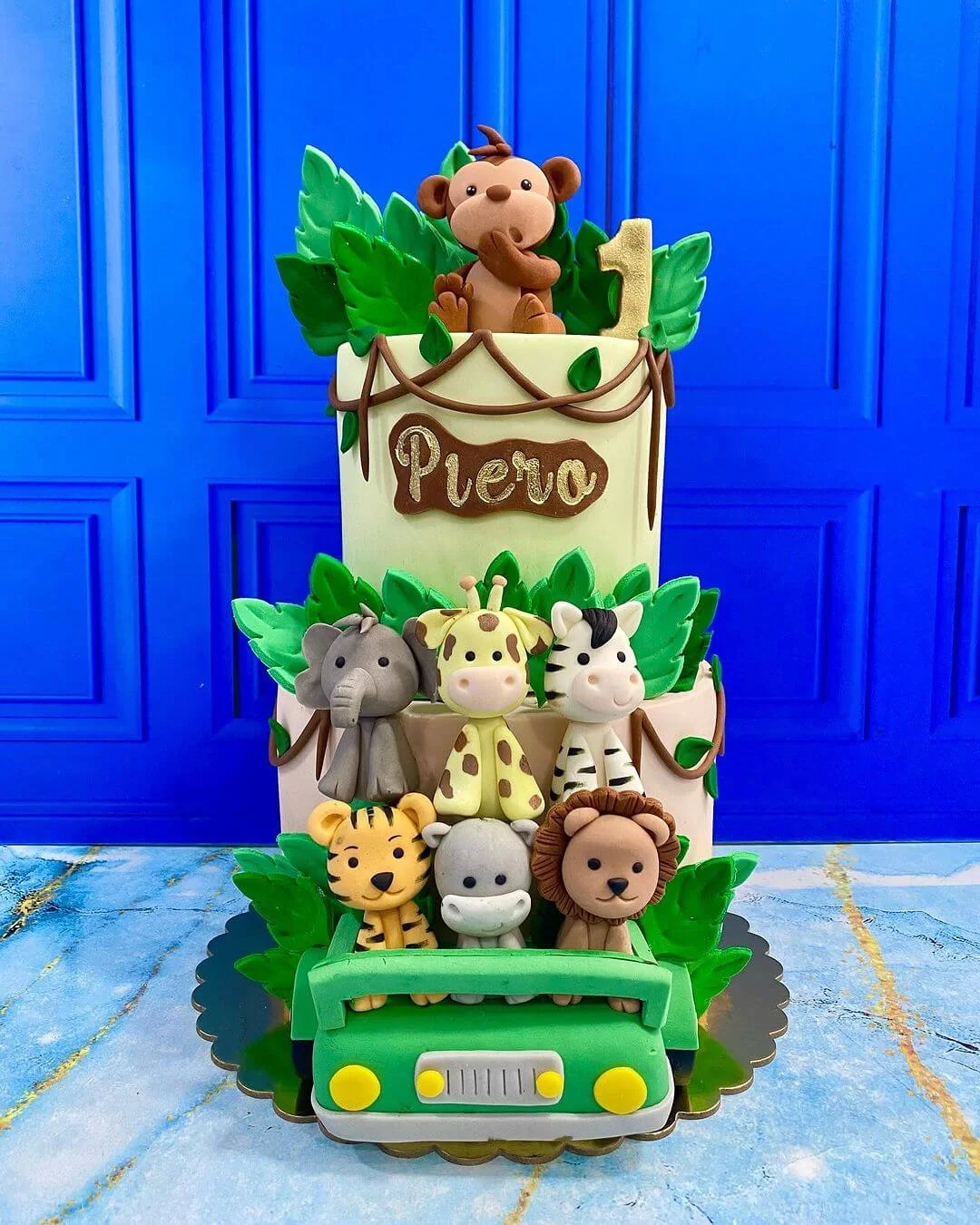 Pastel de diseño con figuras de animales en fondant y decoración detallada