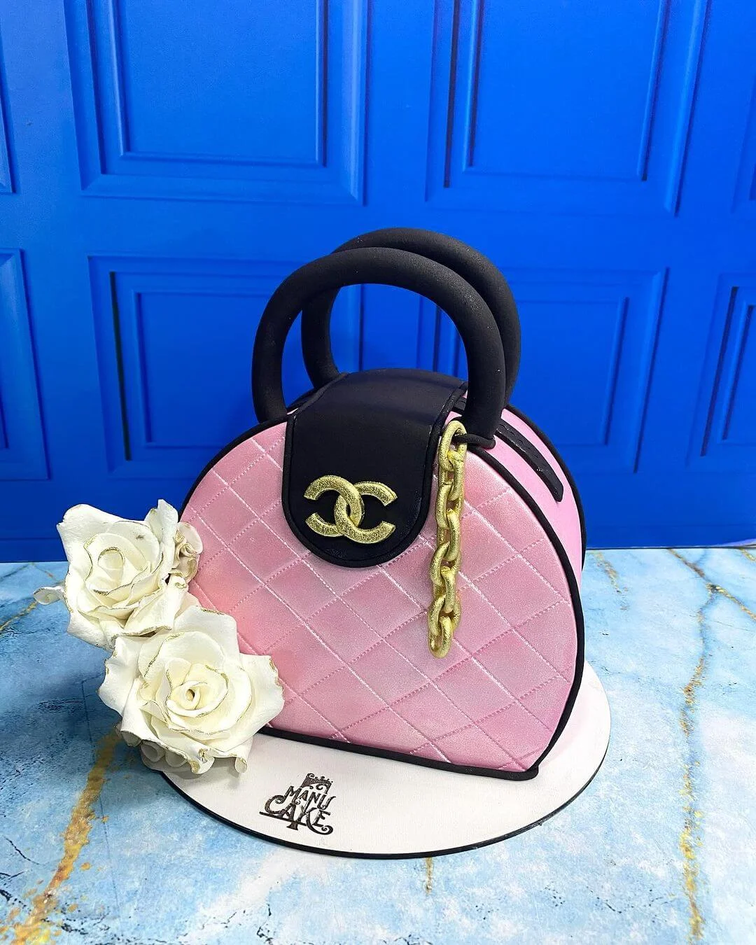 Pastel tallado con la forma de un bolso de lujo, demostrando modelado 3D.