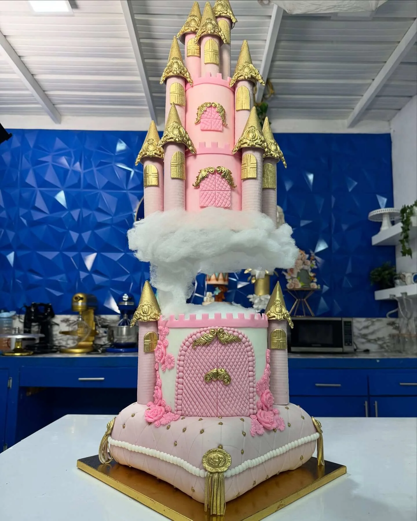Pastel de diseño con forma de castillo o torta tallada de fantasía