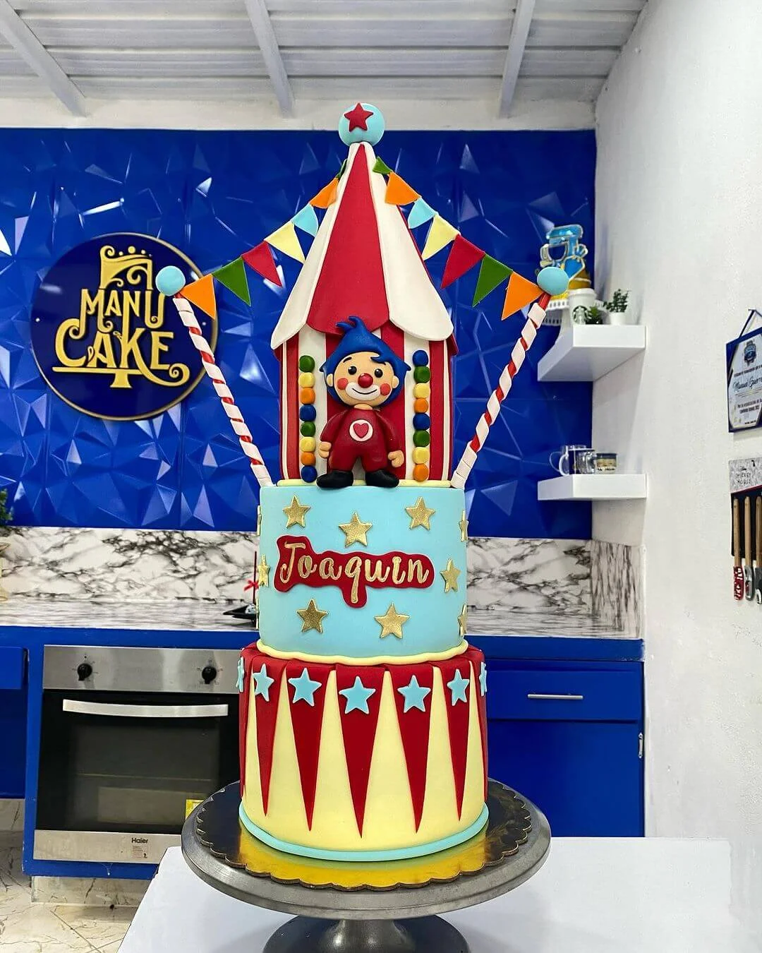 Pastel de varios pisos con temática de circo y figuras detalladas en fondant.