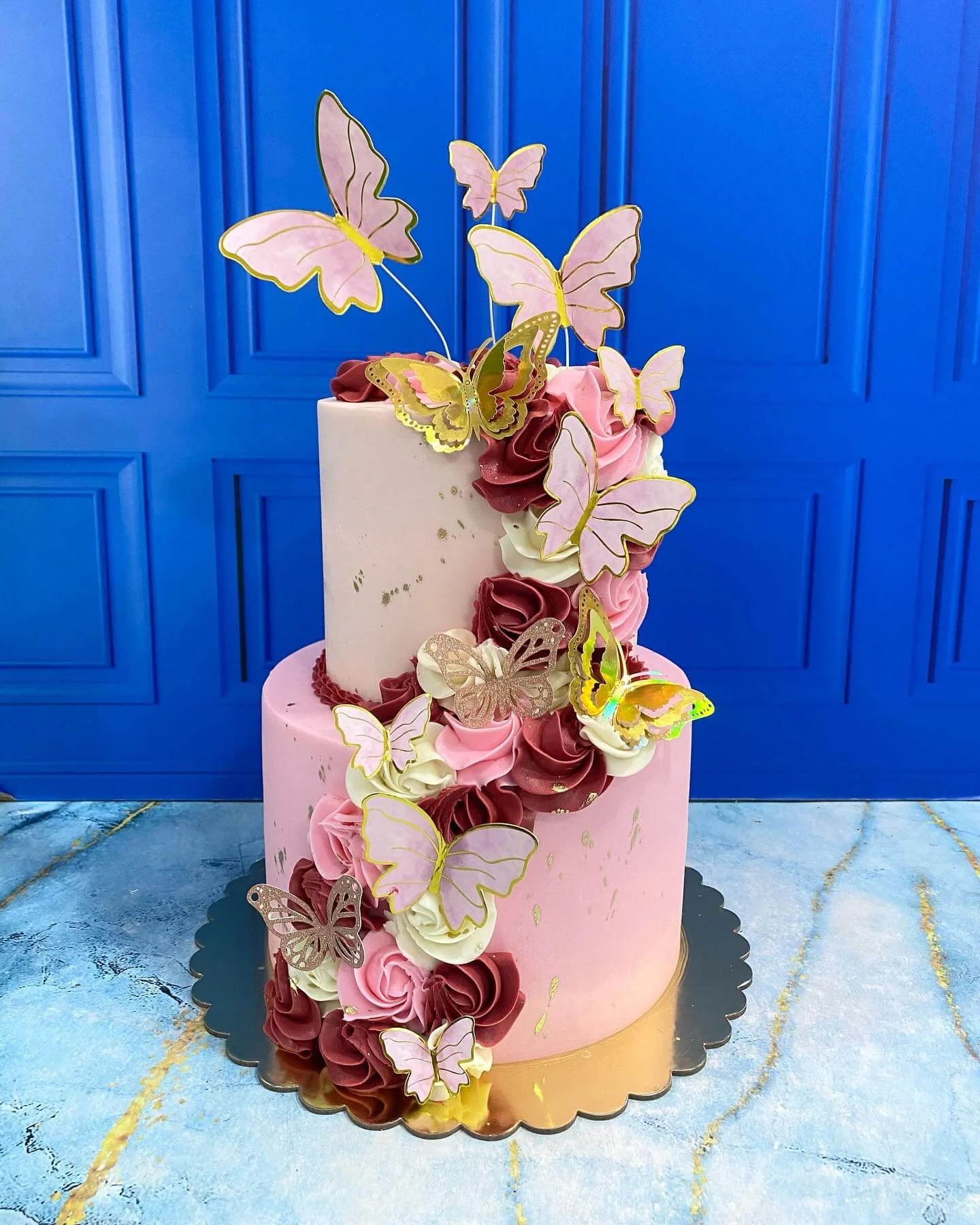 Pastel de diseño con decoración de mariposas en fondant, ideal para eventos de primavera.