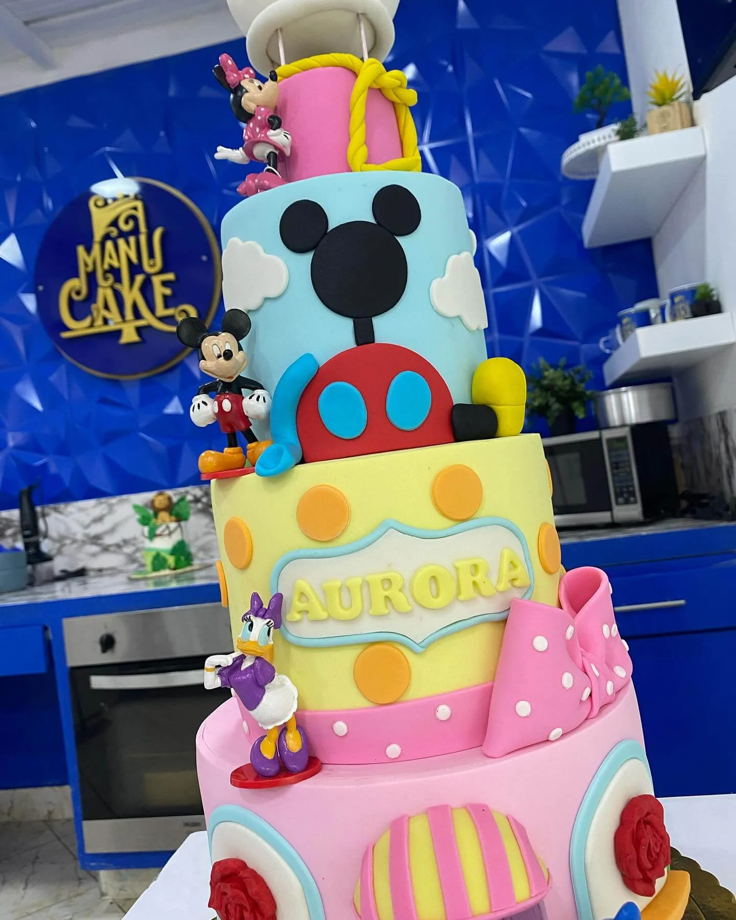 Pastel temático de Mickey Mouse, demostrando dominio en personajes de Disney.