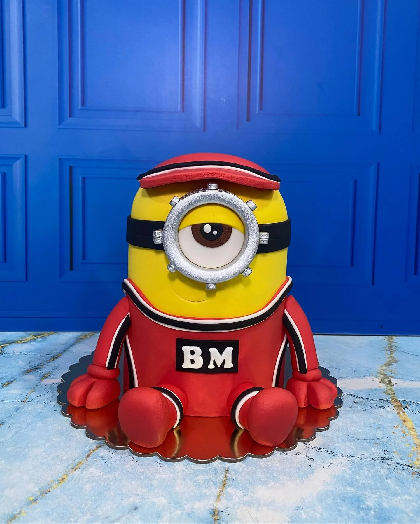 Pastel con diseño de personaje Minion, ideal para modelado de caricaturas.