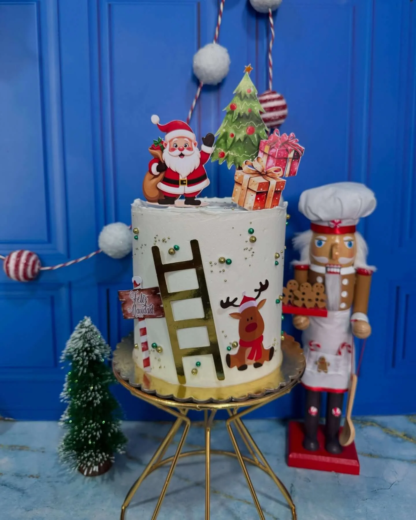Torta navideña con decoración de temporada, perfecto para la repostería festiva.
