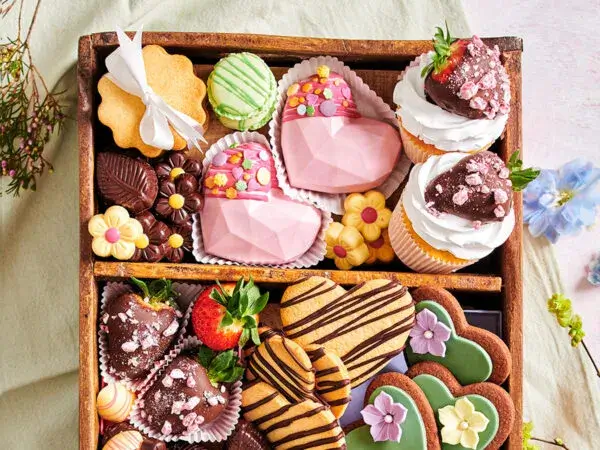 Diseño de Sweet Box con postres variados